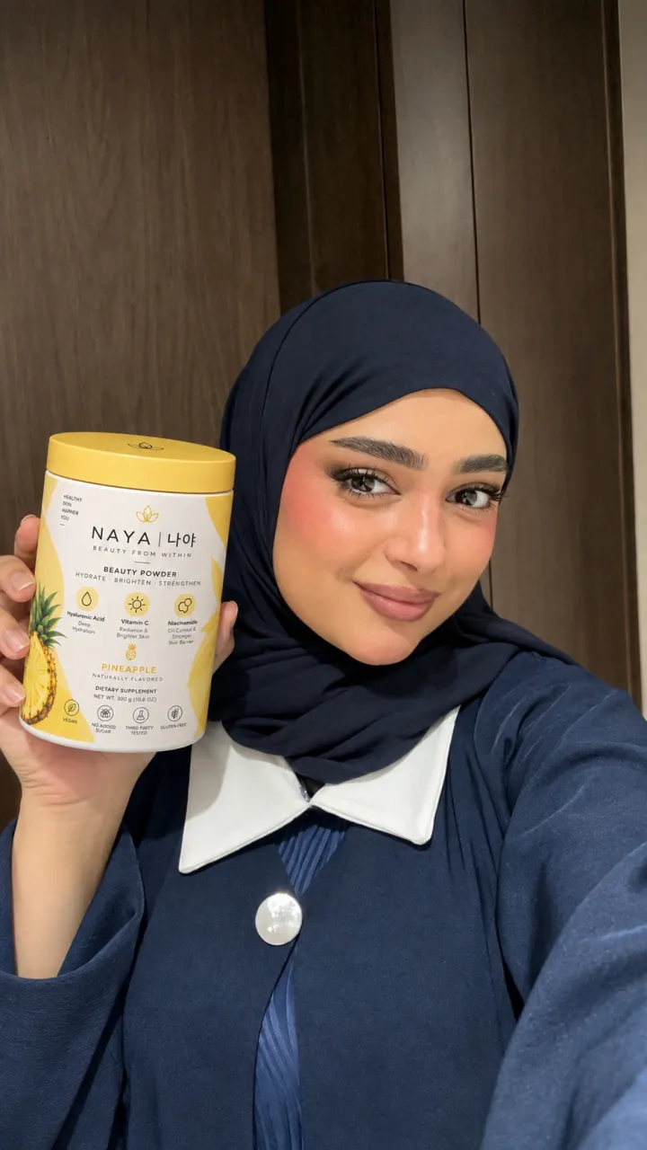 إحدى عميلات NAYA تحمل المنتج 6