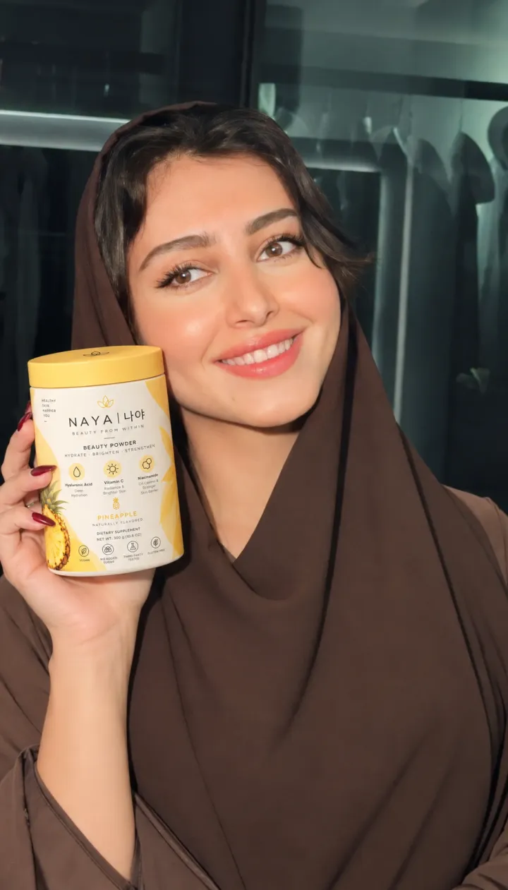 إحدى عميلات NAYA تحمل المنتج 3