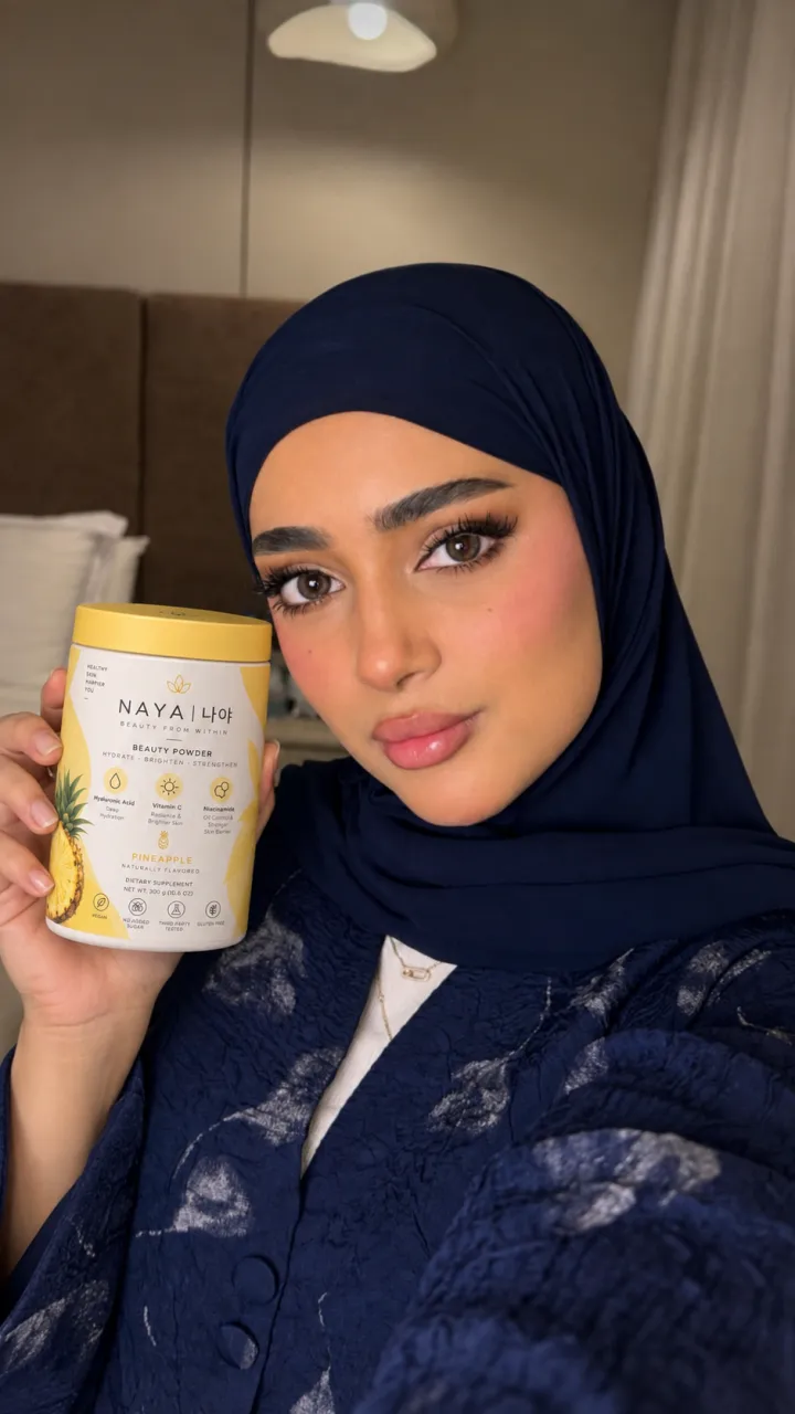 إحدى عميلات NAYA تحمل المنتج 5