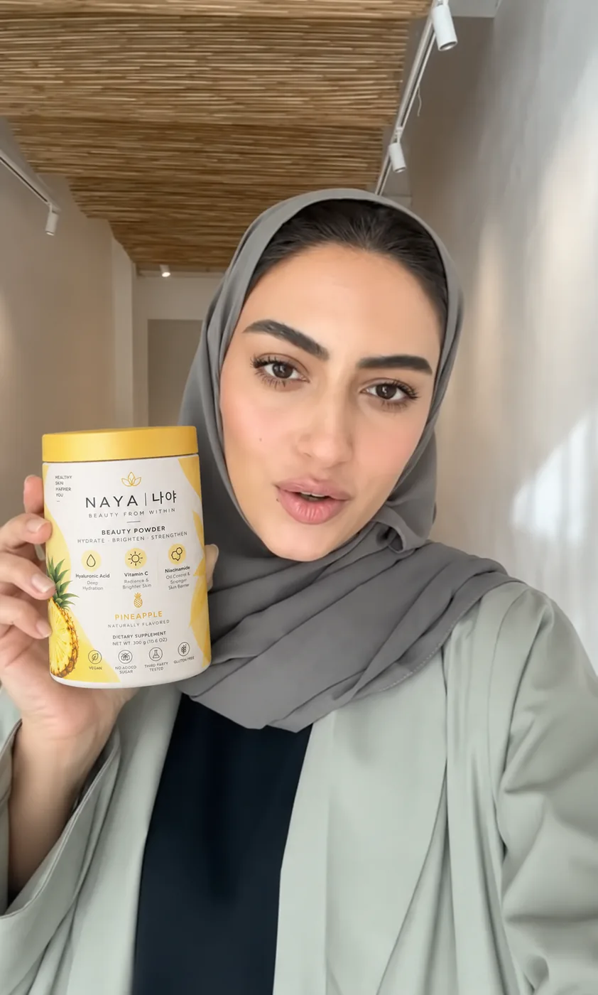إحدى عميلات NAYA تحمل المنتج 7