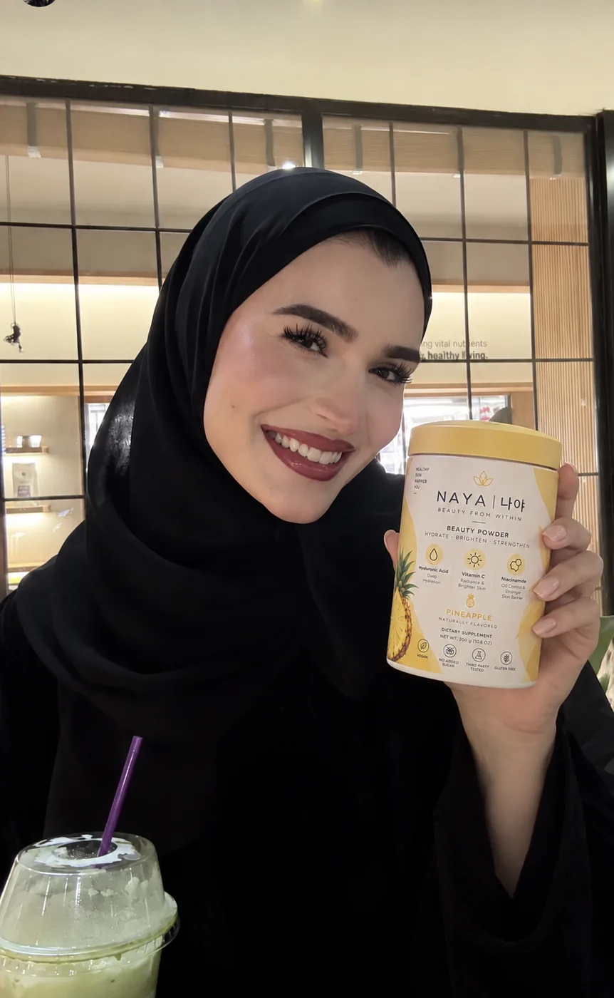 إحدى عميلات NAYA تحمل المنتج 9